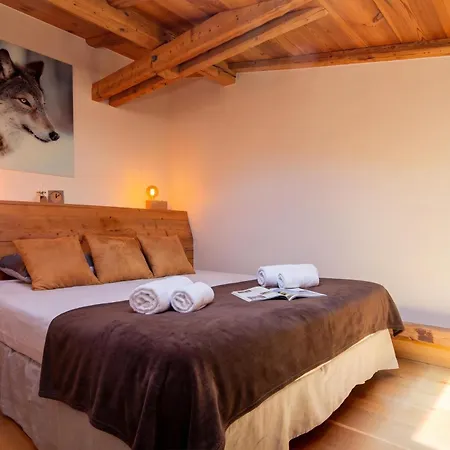 Le Beaulieu Penthouse Loft | Fireplace & Views - Happy